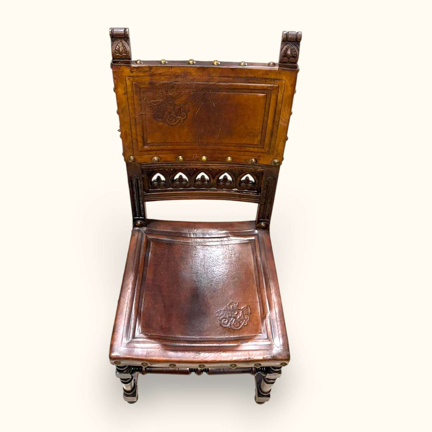 La Silla no es un asiento común: es un mueble con fuerza decorativa, ideal para crear un ambiente con personalidad. 
