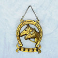 El Colgador de llaves de metal dorado es una pieza decorativa y funcional, perfecta para colocar cerca de la entrada de casa y mantener siempre ordenadas las llaves del hogar, del coche, del trastero o de pequeños candados. 