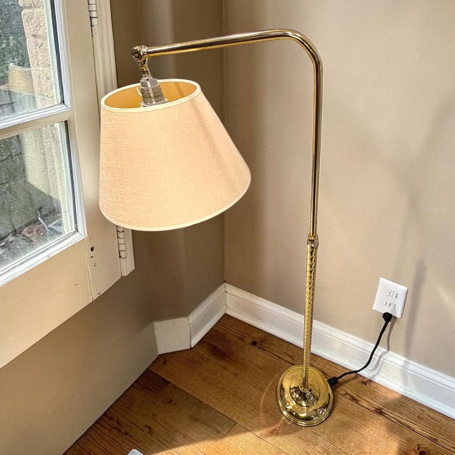 No solo sirve para iluminar, también transforma un rincón vacío en un espacio con estilo. 