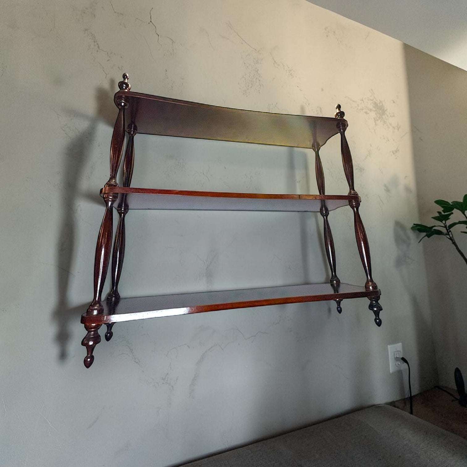 Esta Estantería destaca por su presencia visual y por el tono oscuro de la caoba, con un acabado brillante que realza la veta y aporta profundidad. 