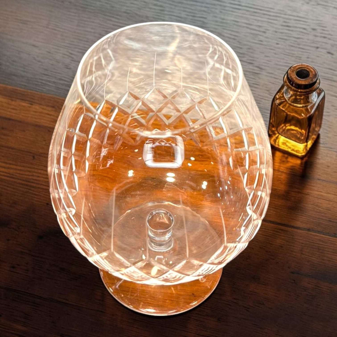 Este Juego de copas destaca por su forma redondeada, su pie bajo y estable, y su elegante trabajo de talla en el cristal.
