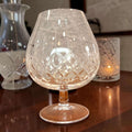 La transparencia del cristal, combinada con los cortes decorativos, convierte cada copa en una pieza llamativa tanto para uso en mesa como para exposición.