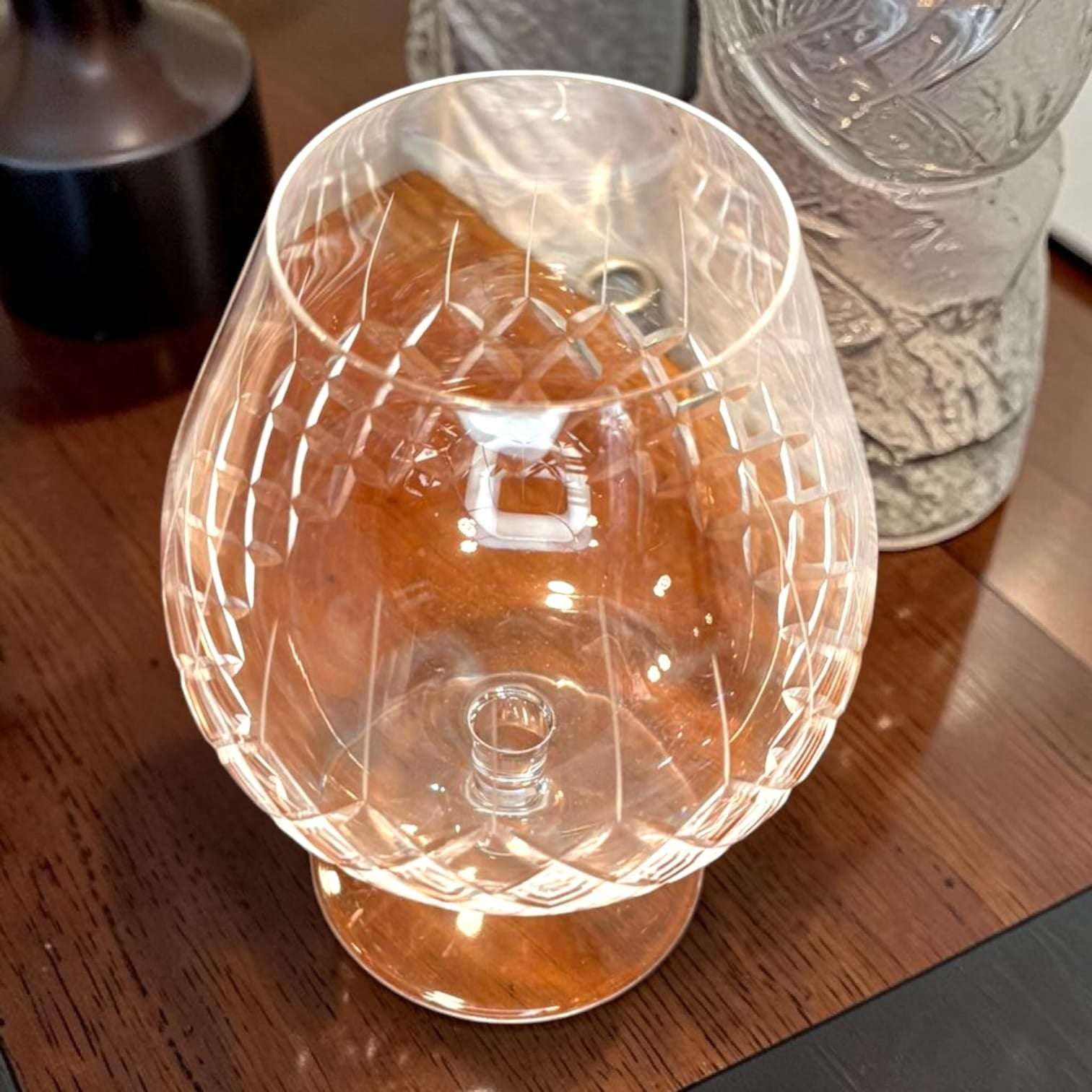 Uma peça elegante para uma mesa com personalidade, perfecta para compradores que buscan belleza, utilidad y exclusividad.