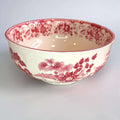 Vajilla antigua de porcelana roja y crema con diseño floral y paisaje