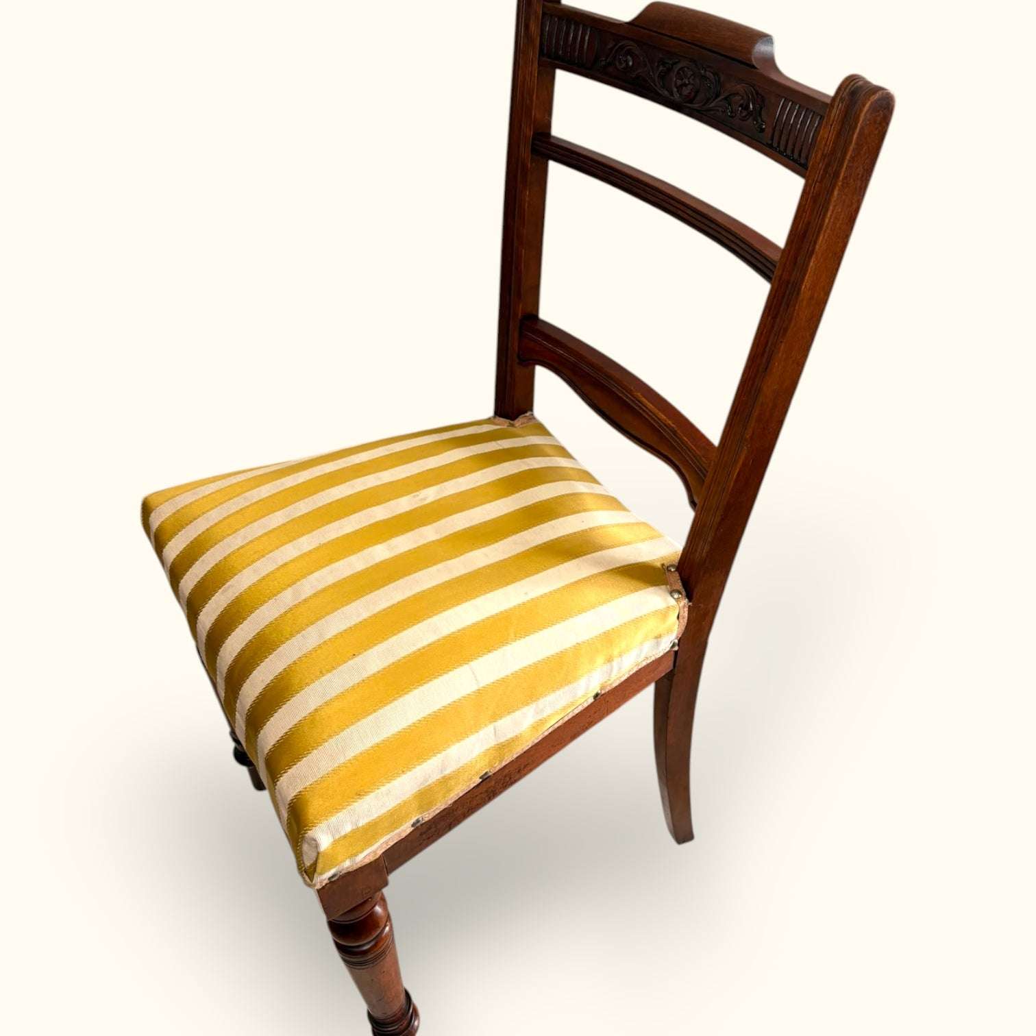 . Es una pieza limitada, única y con carácter, ideal para quienes valoran los muebles antiguos con alma.