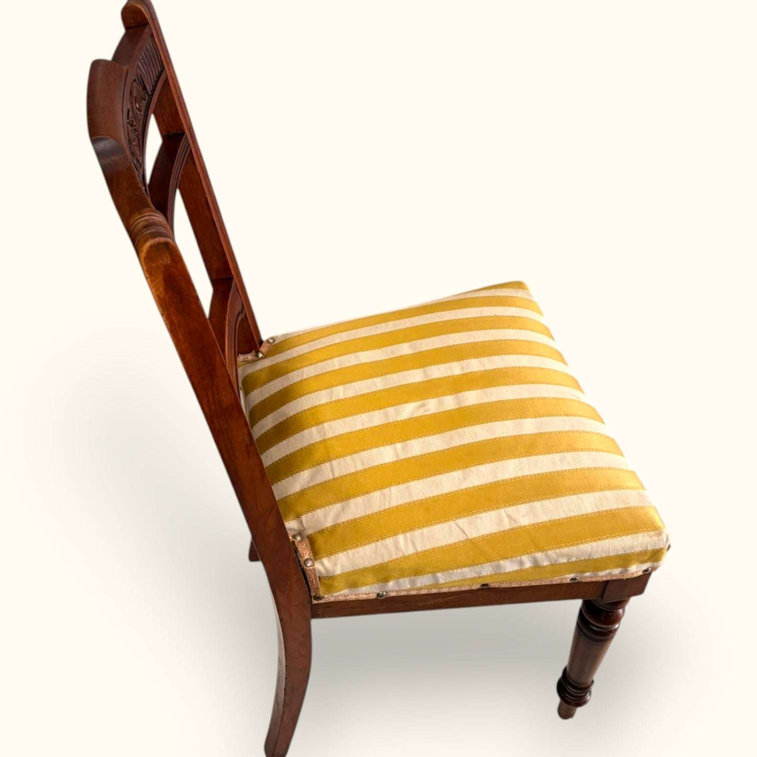 Pueden colocarse junto a una mesa auxiliar, en un dormitorio, en un recibidor, alrededor de una mesa pequeña o como apoyo decorativo en un salón.