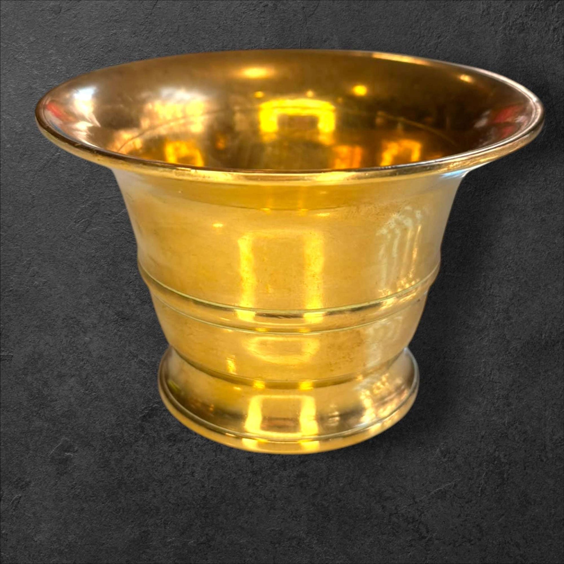 Disponible en www.limbaproecher.com, es una oportunidad perfecta para incorporar a tu hogar un objeto con historia, tradición y belleza.