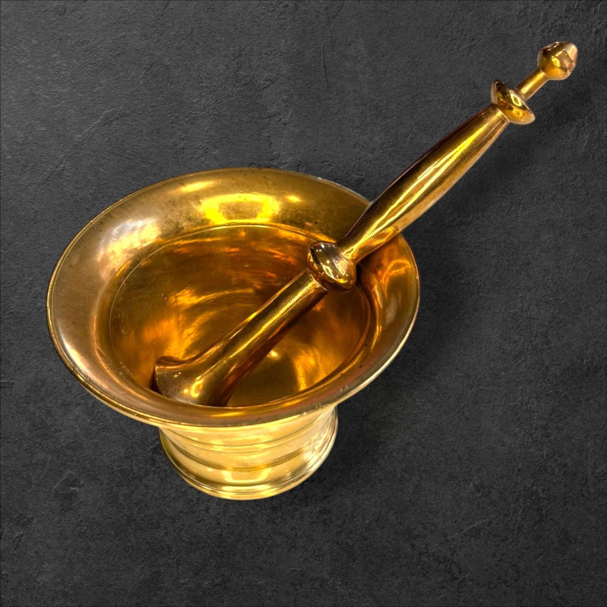 
Este Mortero puede lucirse en una encimera, sobre una estantería, en una vitrina o como parte de una composición decorativa con cobre, bronce, cerámica o utensilios de cocina antiguos