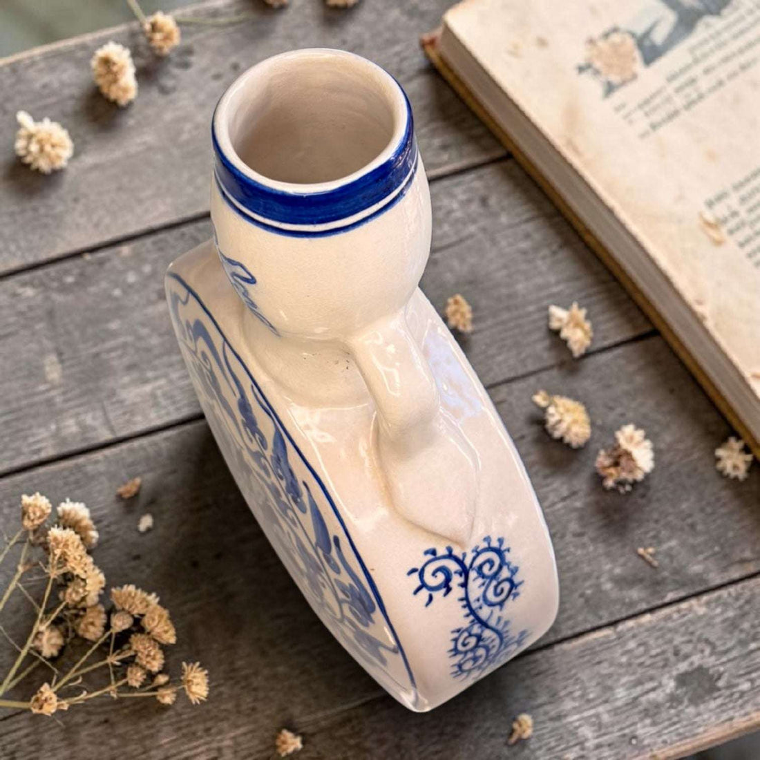 El Florero no es un jarrón común. Su forma de frasco lunar lo diferencia de los floreros tradicionales, aportando una estética más escultórica y sofisticada. 