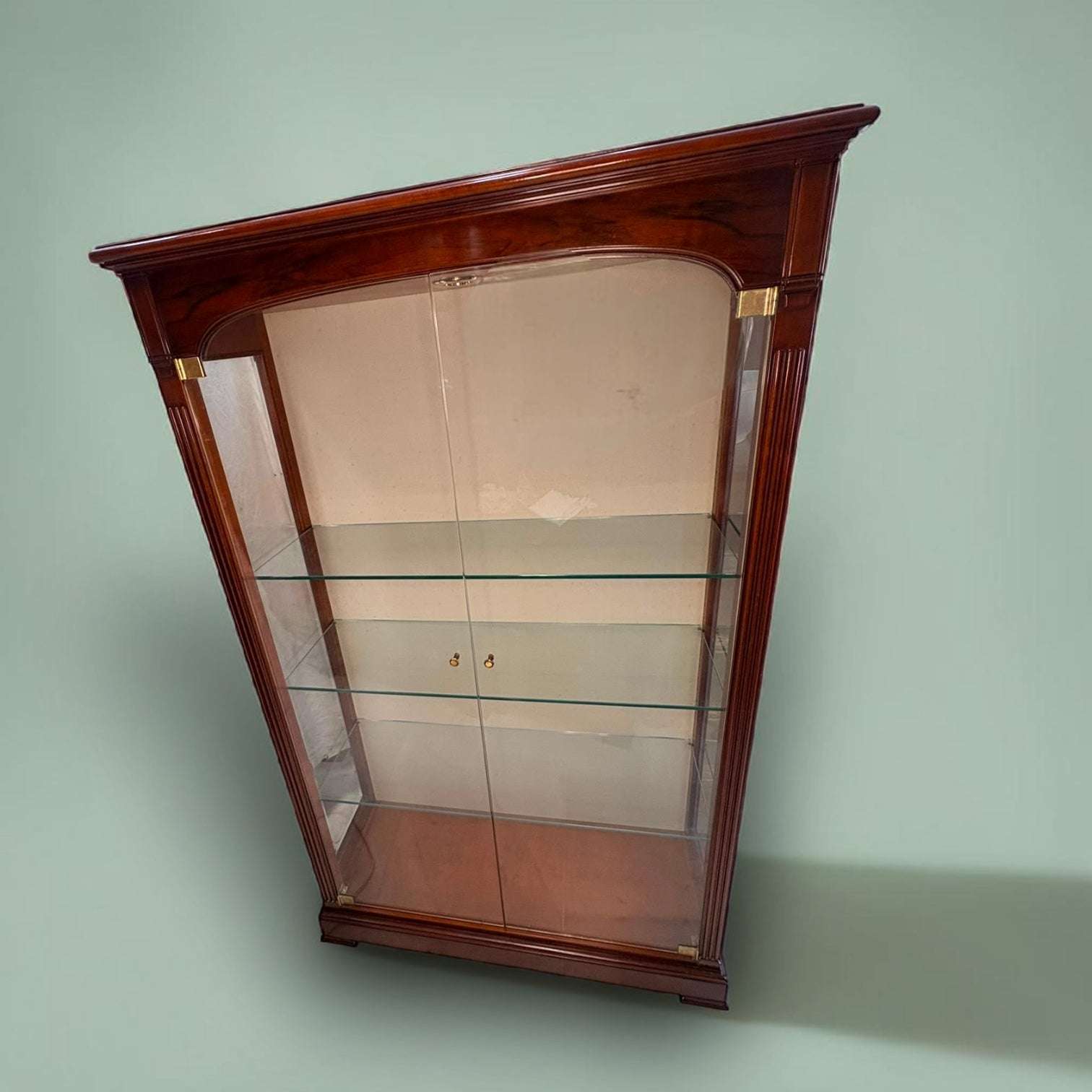 Esta Vitrina está disponible en www.limbaproecher.com, una pieza decorativa y funcional para quienes buscan un mueble clásico con carácter, calidad y presencia.