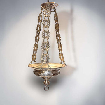 La Lámpara es perfecta para decorar espacios con inspiración religiosa, rincones de oración, capillas privadas, entradas, salones clásicos o ambientes donde se quiera incorporar una pieza con carácter histórico. 