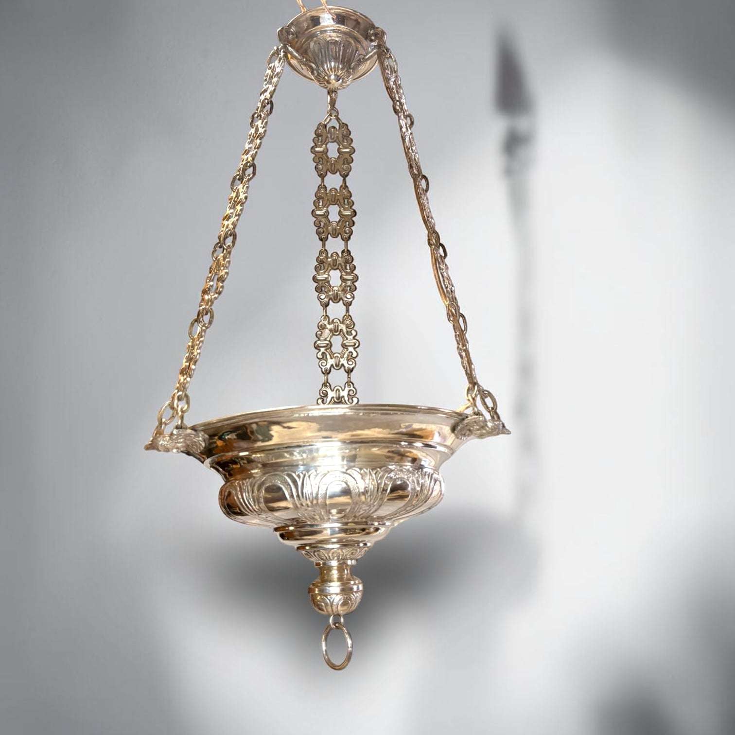 Esta Lámpara está disponible en www.limbaproecher.com, una pieza singular para quienes valoran la decoración antigua, el arte sacro y los objetos con historia.