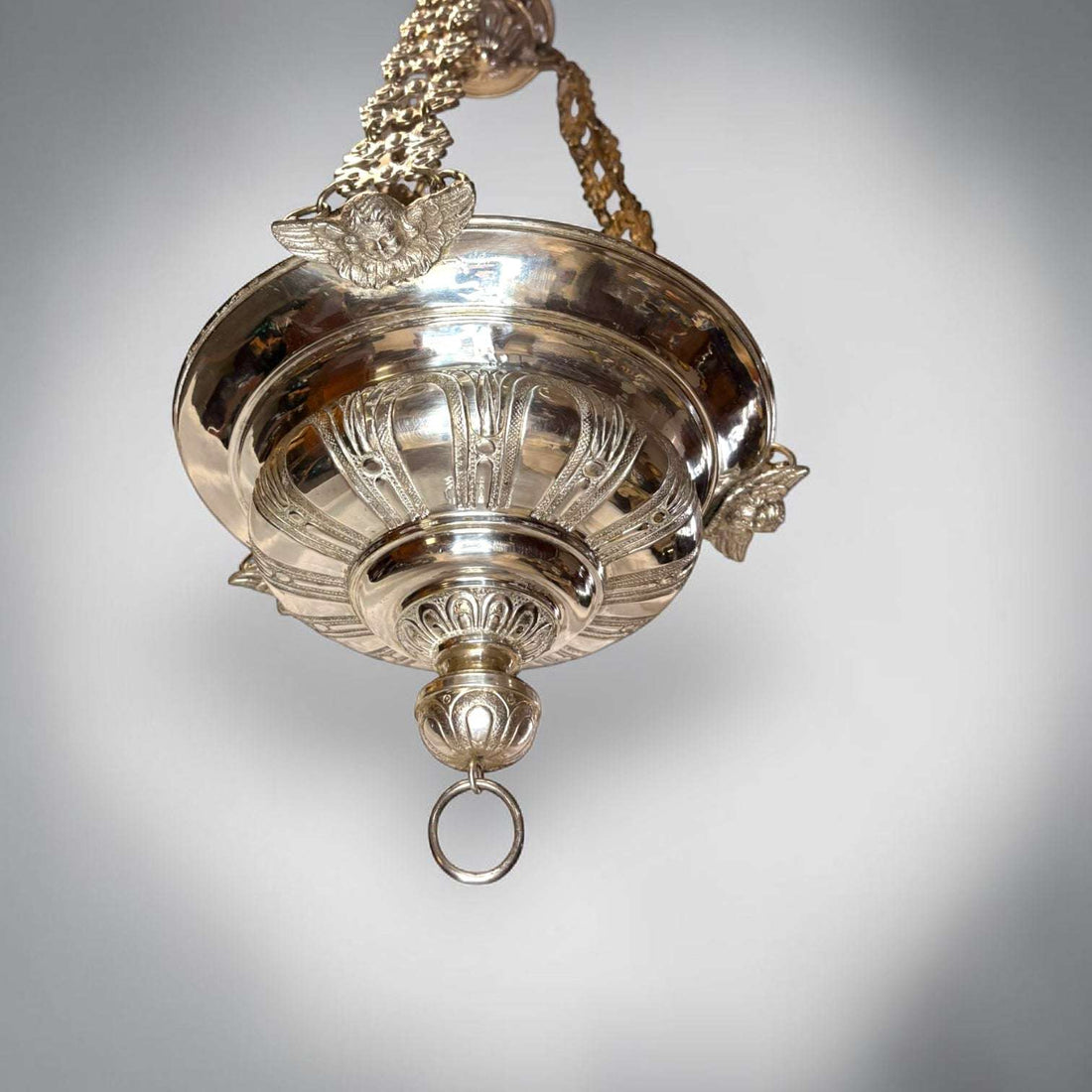 La Lámpara es perfecta para decorar espacios con inspiración religiosa, rincones de oración, capillas privadas, entradas, salones clásicos o ambientes donde se quiera incorporar una pieza con carácter histórico. 