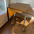 Ideal para quienes buscan un mueble nuevo en catálogo, limitado y único, esta mesa puede colocarse junto a un sofá, en un despacho, en una entrada, en una tienda o como