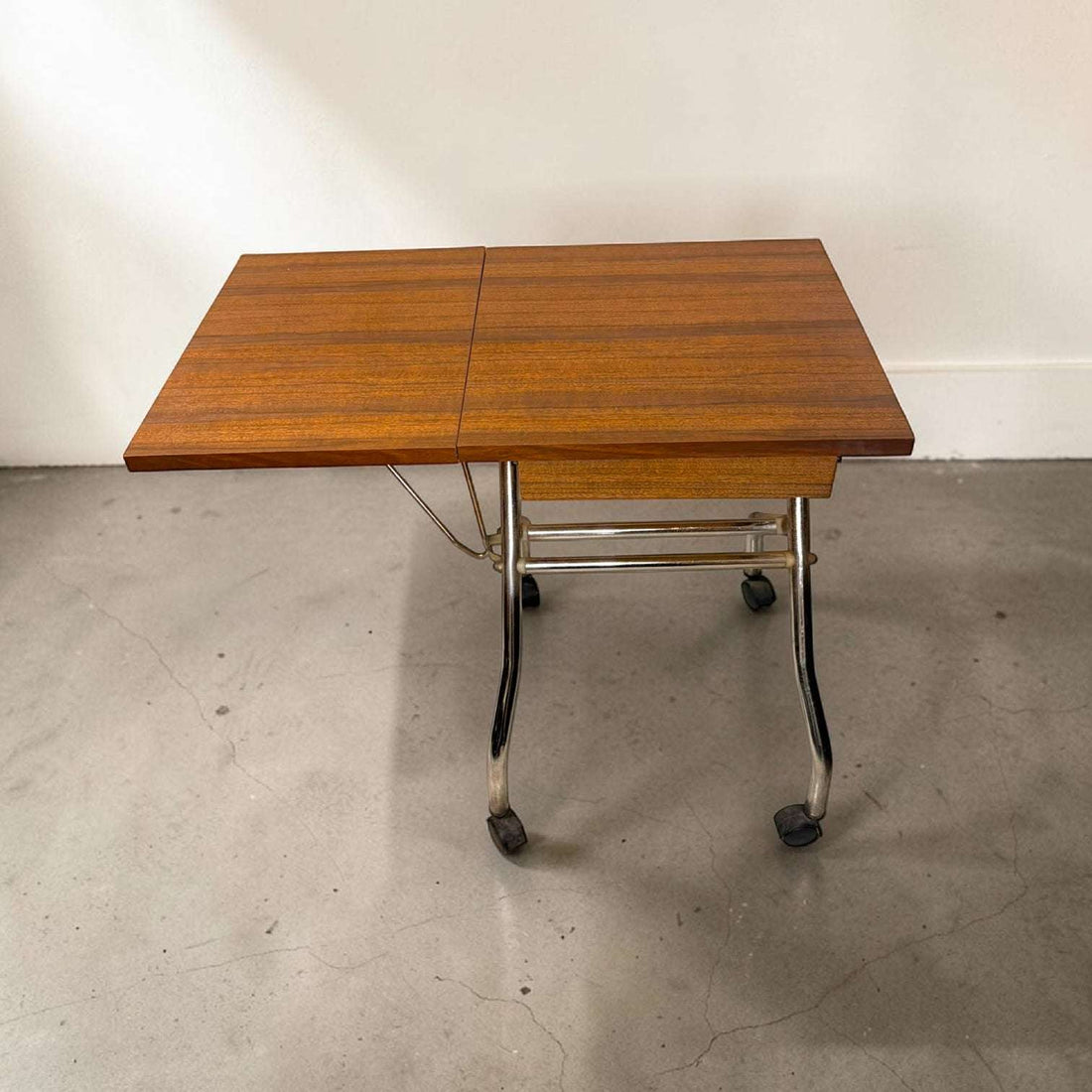 Esta mesa destaca por su versatilidad. Cerrada ocupa muy poco espacio, lo que la convierte en una opción ideal para rincones pequeños, despachos, dormitorios, estudios creativos o salones con decoración vintage. 