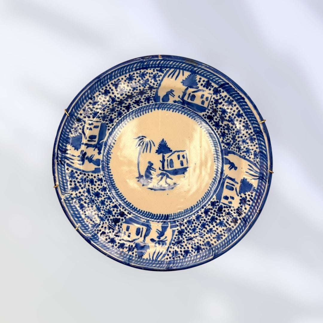 Presenta señales propias del paso del tiempo, pequeñas marcas y desgaste visibles, detalles que refuerzan su autenticidad como pieza antigua.
