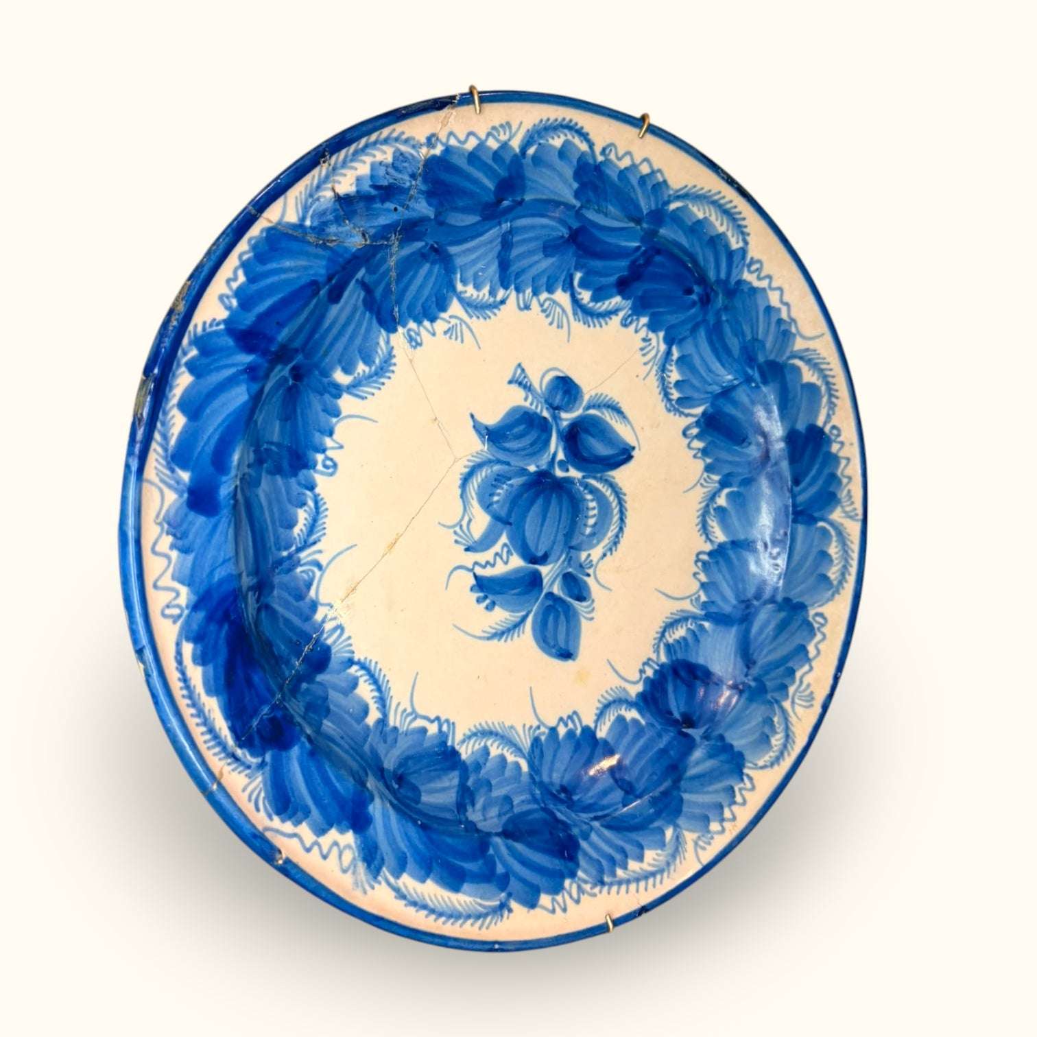 Disponible como pieza nueva en catálogo en www.limbaproecher.com, este plato es una oportunidad limitada para añadir a tu hogar un objeto decorativo diferente, restaurado y lleno de carácter.