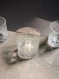  Su diseño permite que la luz atraviese el cristal y resalte los cortes tallados, creando un efecto elegante tanto vacíos como en uso.