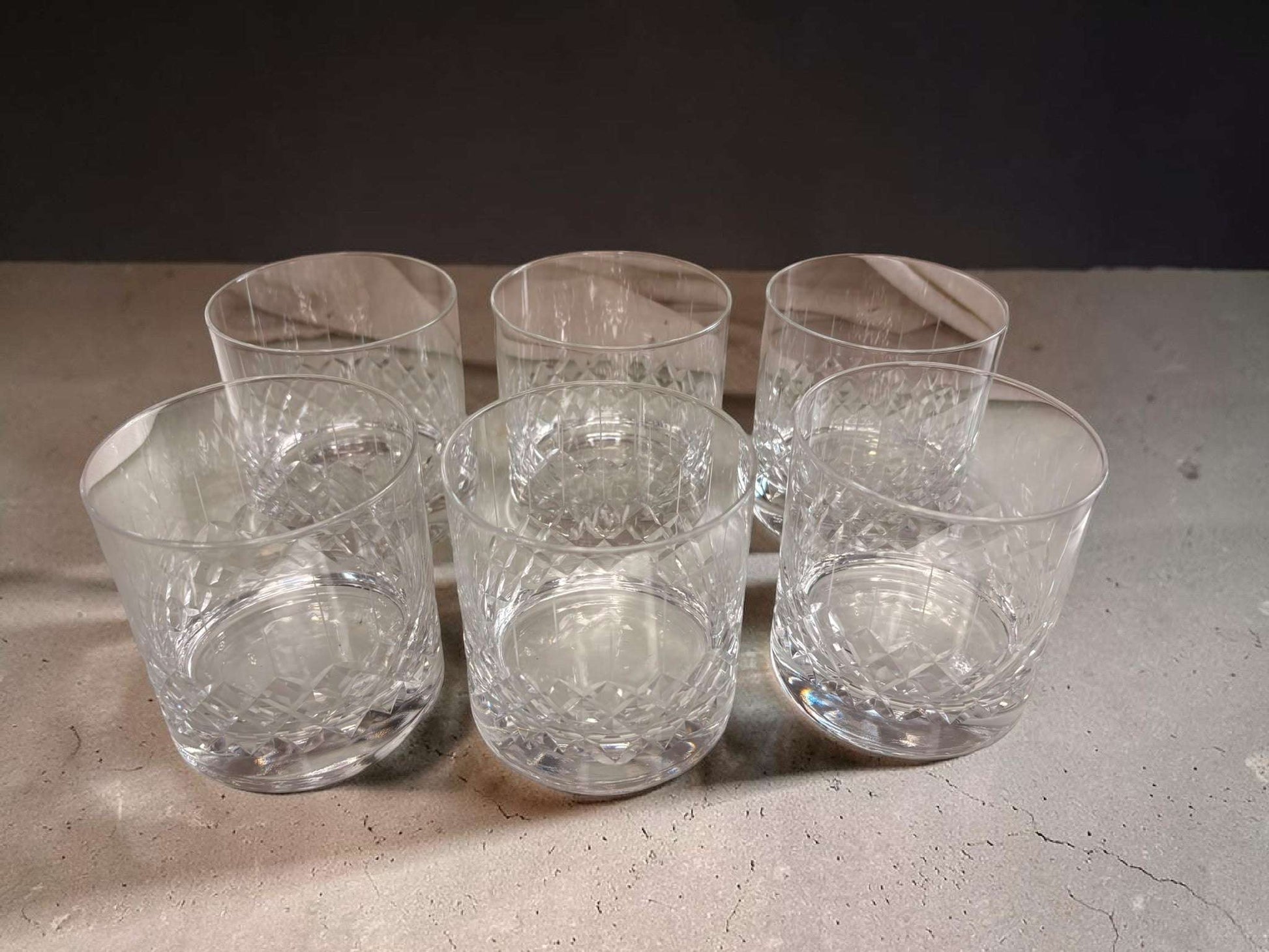 Estos Vasos destacan por su brillo, su talla geométrica y su equilibrio entre utilidad y decoración. 