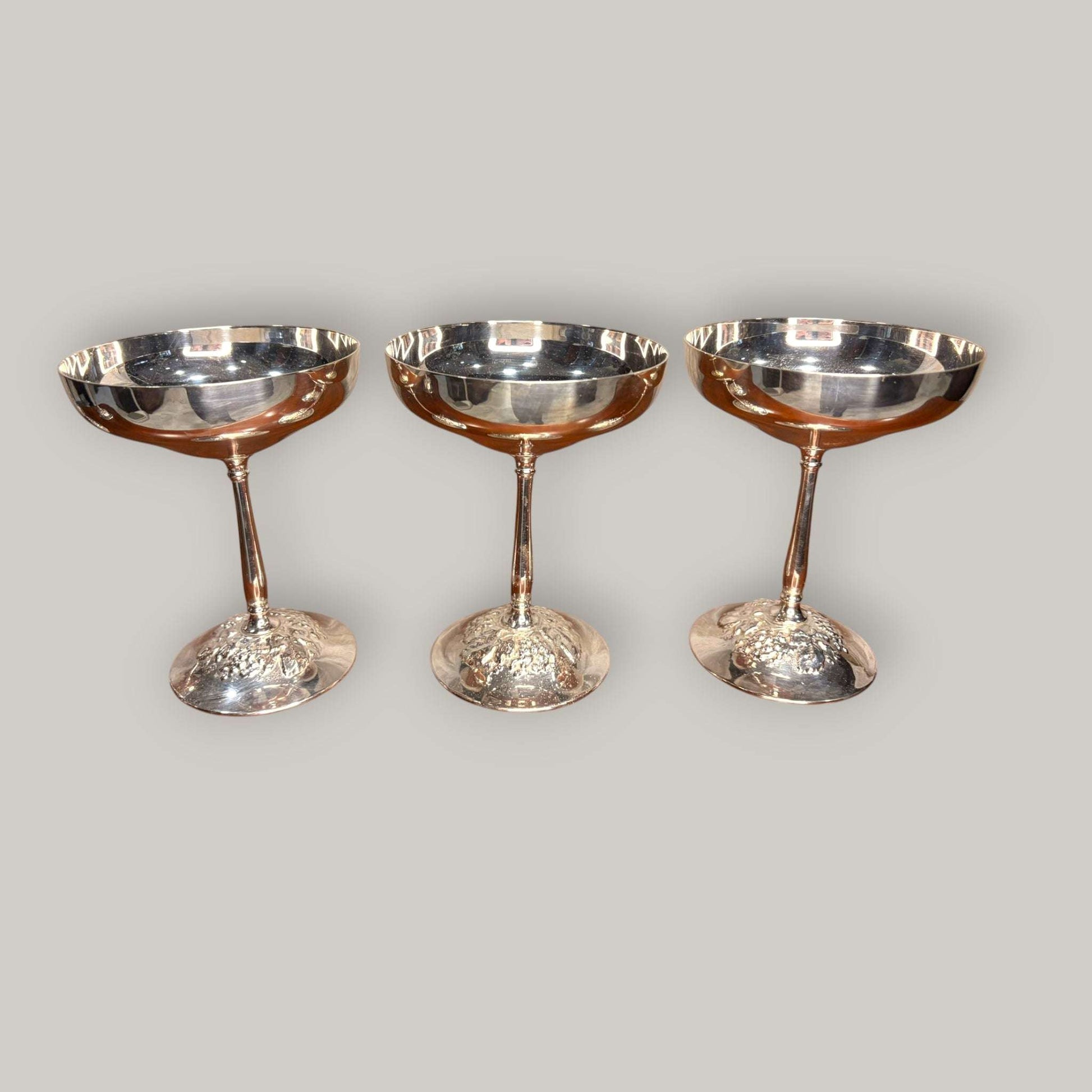 No son simples piezas de mesa: son objetos decorativos con carácter, capaces de elevar una celebración, una vitrina o un rincón especial. 