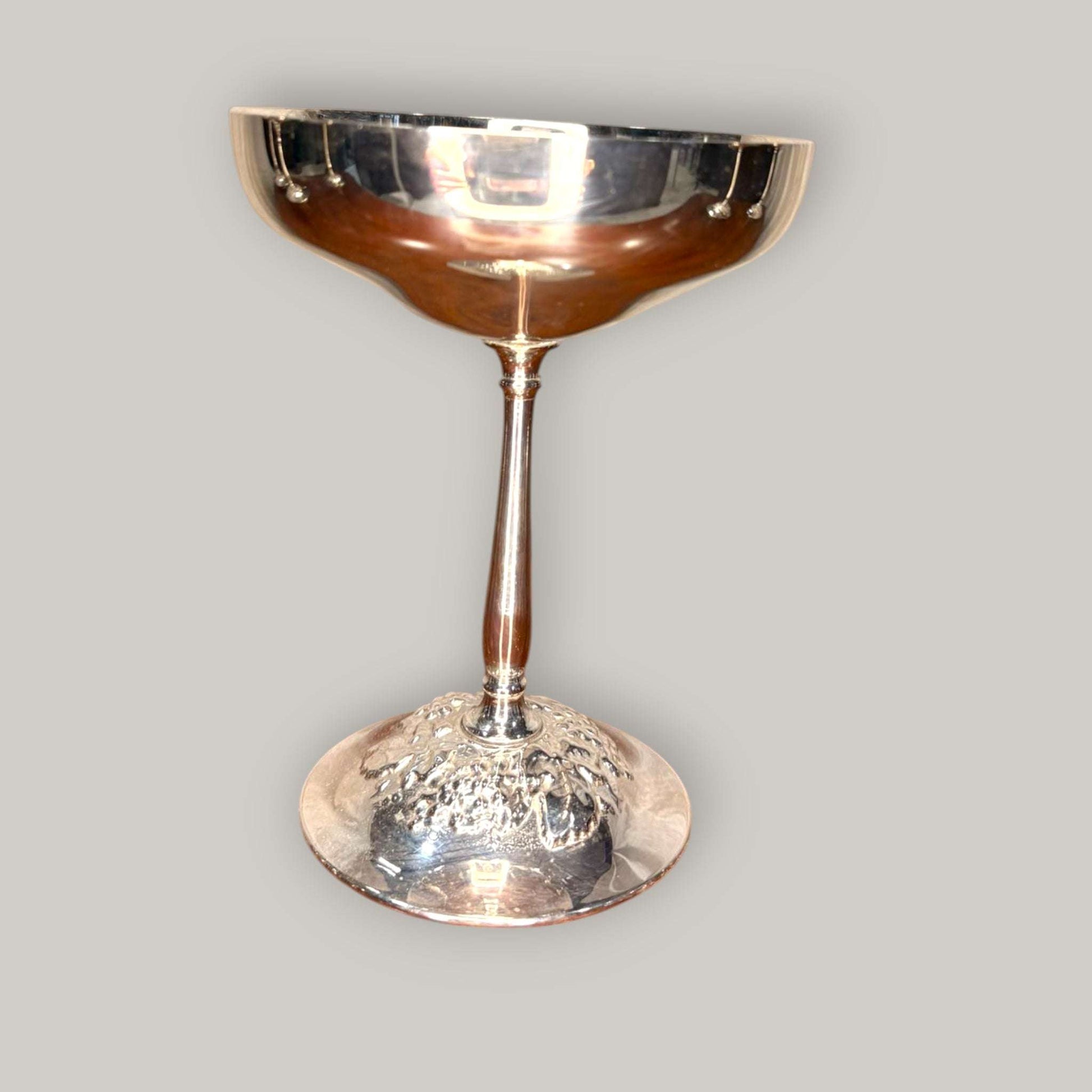 Hoy, además de su función original, estas piezas pueden utilizarse como elemento decorativo para vitrinas, aparadores, mesas de celebración, decoración de eventos, escaparates o composiciones vintage. Su acabado plateado refleja la luz con fuerza, creando una presencia elegante incluso cuando no están en uso.