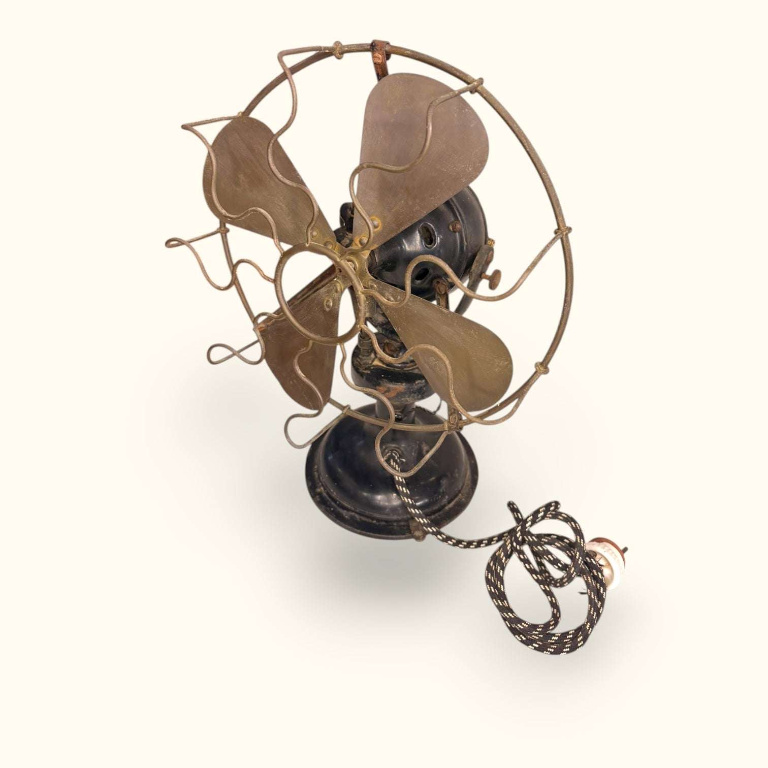 Nuevo en catálogo, limitado y único, este Ventilador está disponible en www.limbaproecher.com para quienes desean incorporar a su hogar o negocio una pieza funcional, decorativa y con una estética antigua inconfundible.