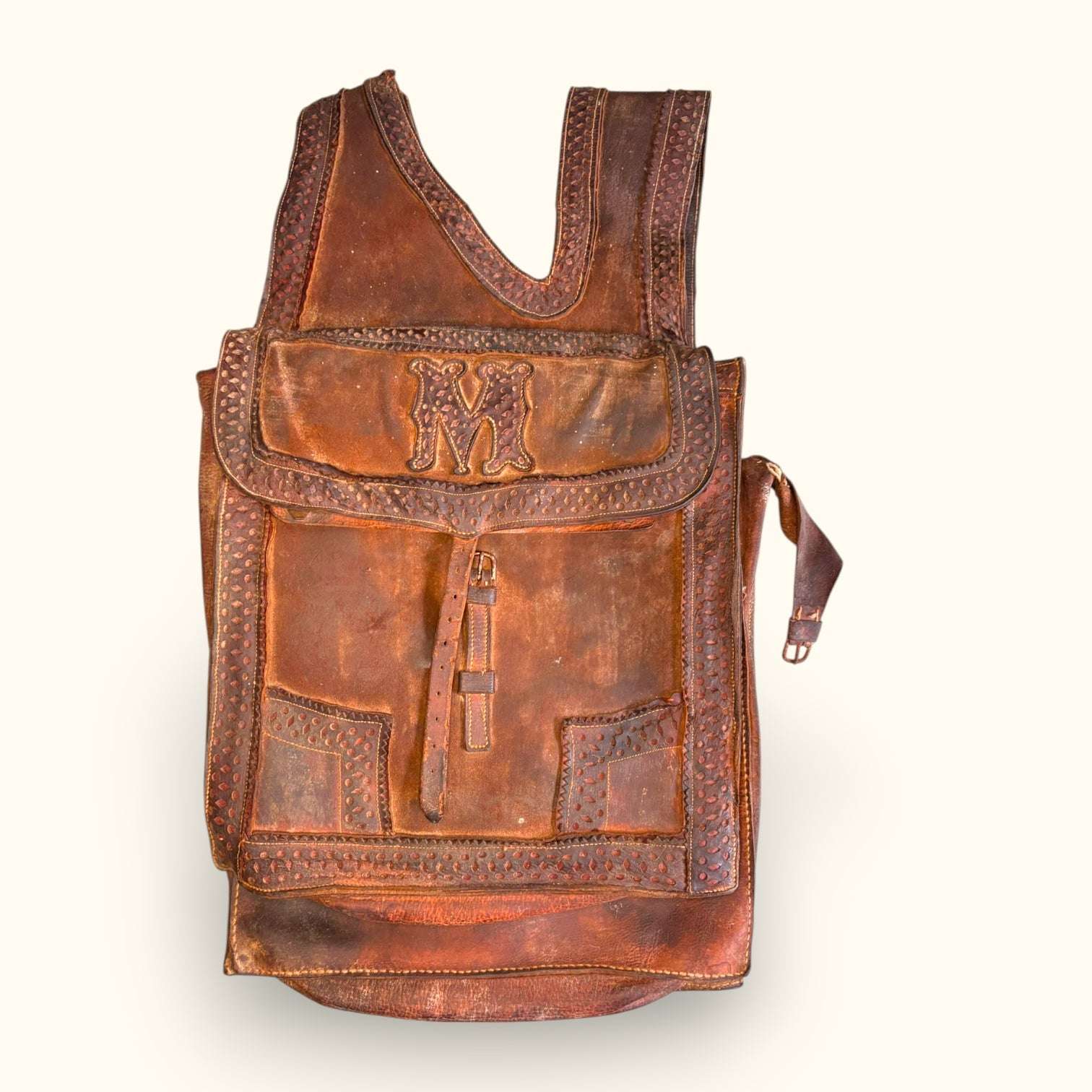  Su cuero envejecido en tonos marrones, rojizos y oscuros muestra una pátina natural intensa, fruto del paso del tiempo, del uso y de la propia nobleza del material. 