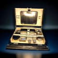 Neceser de viaje antiguo elaborado en cuero negro, una pieza de tocador con gran presencia estética y valor coleccionista. 