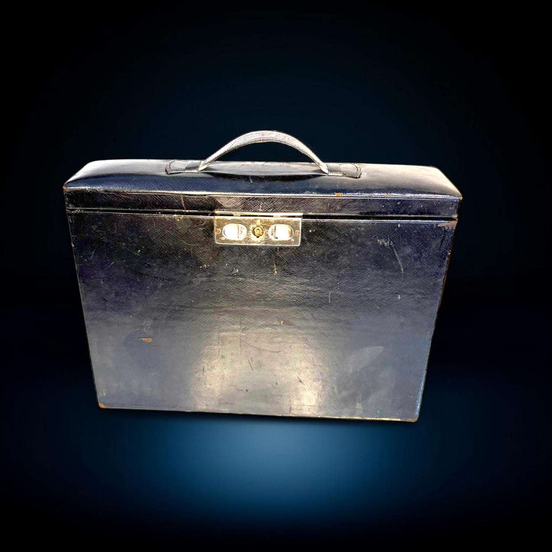 Este Neceser no es sólo un accesorio antiguo: es una pieza que habla de una forma de viajar más cuidada, refinada y elegante.