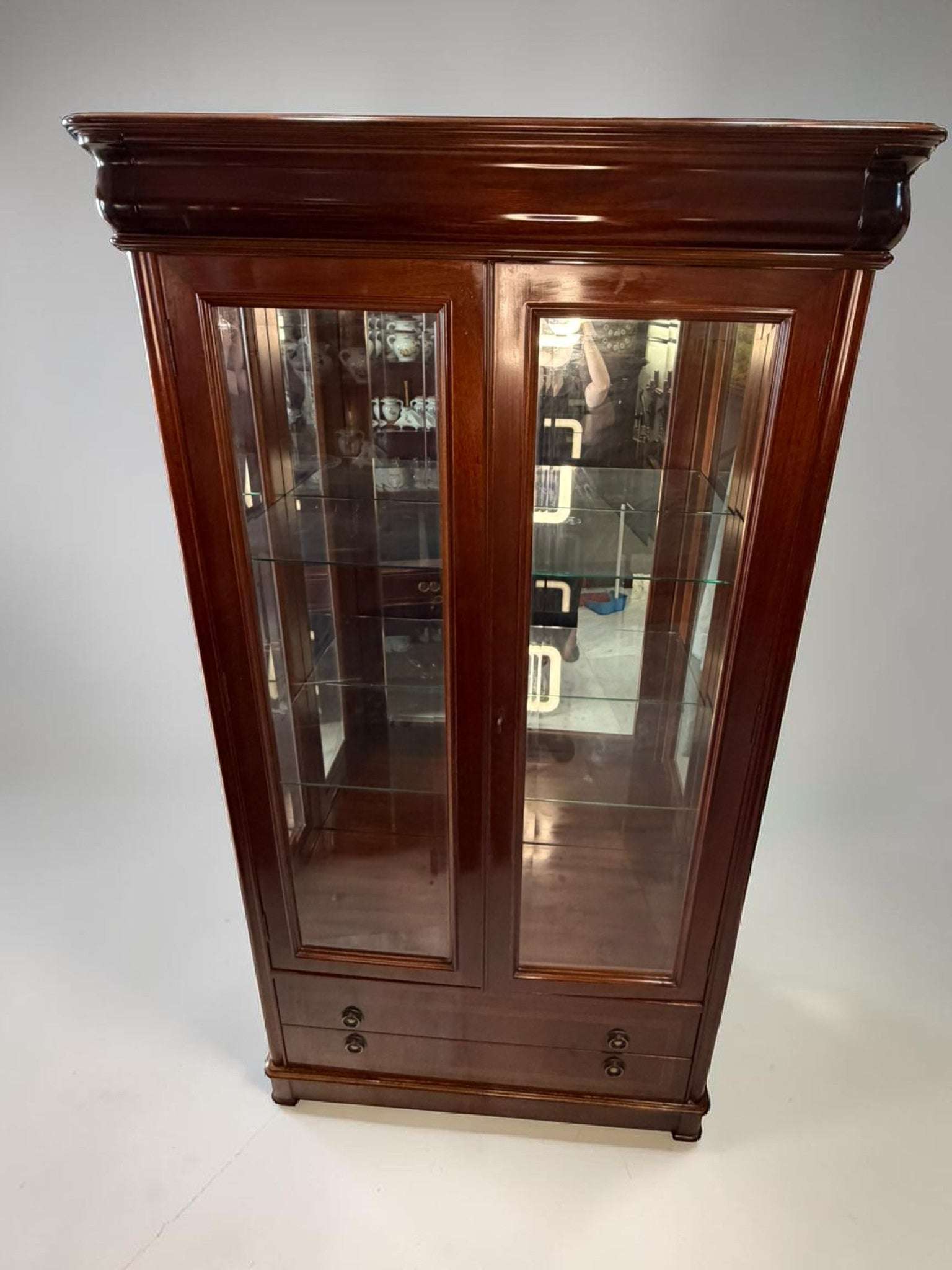 En su interior incorpora estantes de cristal, perfectos para crear una exposición ligera, elegante y visualmente limpia. 