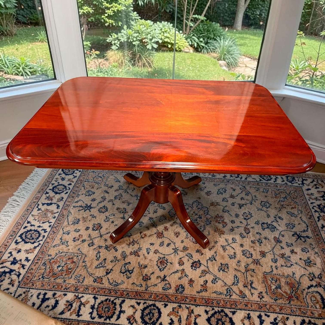 La Mesa comedor antigua de caoba es una pieza elegante, funcional y de gran presencia, pensada originalmente para reunir a la familia o a los invitados alrededor de comidas, sobremesas y momentos especiales. 
