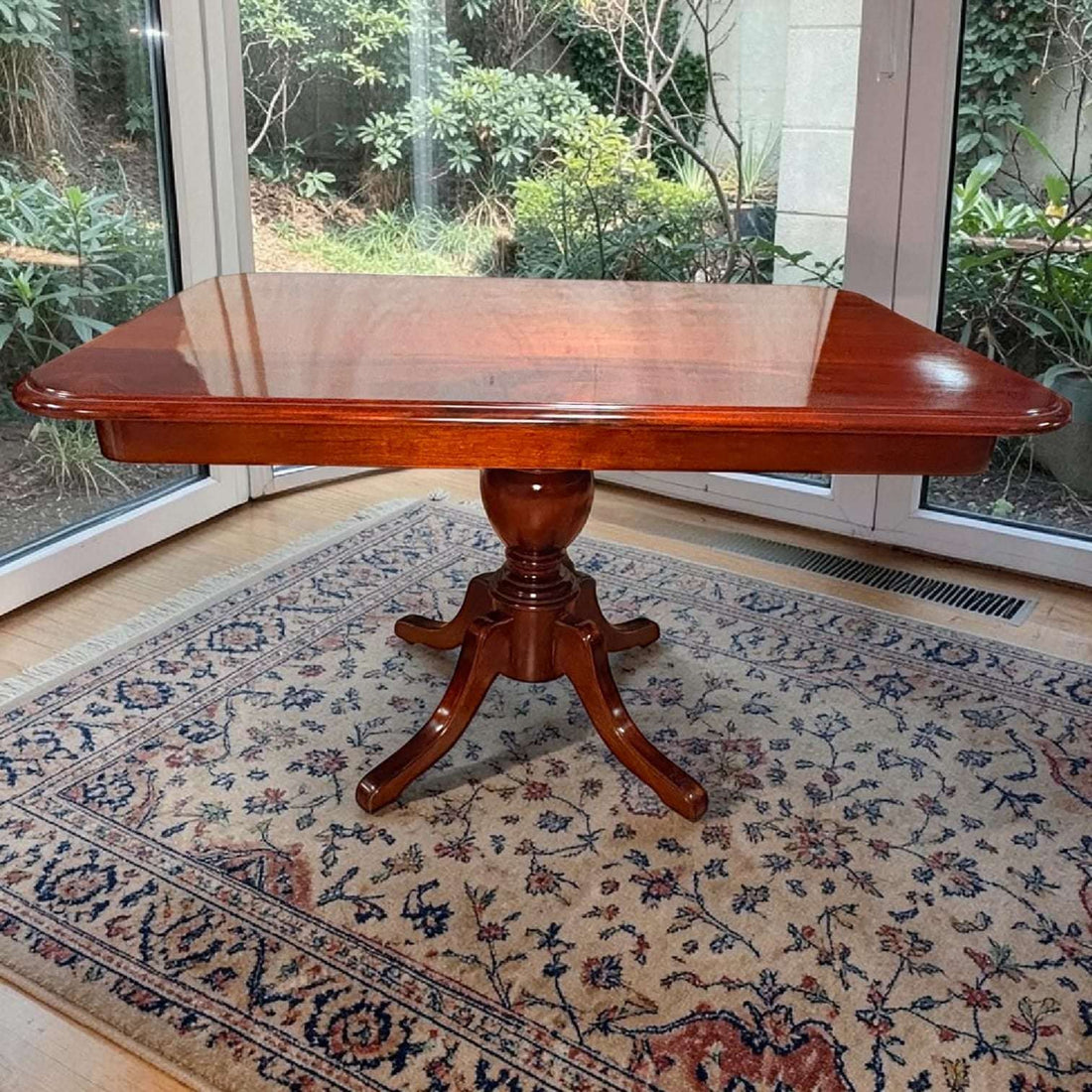 La Mesa comedor antigua de caoba es una pieza elegante, funcional y de gran presencia, pensada originalmente para reunir a la familia o a los invitados alrededor de comidas, sobremesas y momentos especiales. 