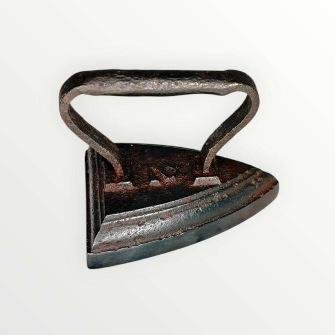 Hacen que esta plancha sea fácil de colocar en cualquier rincón decorativo sin ocupar espacio. 