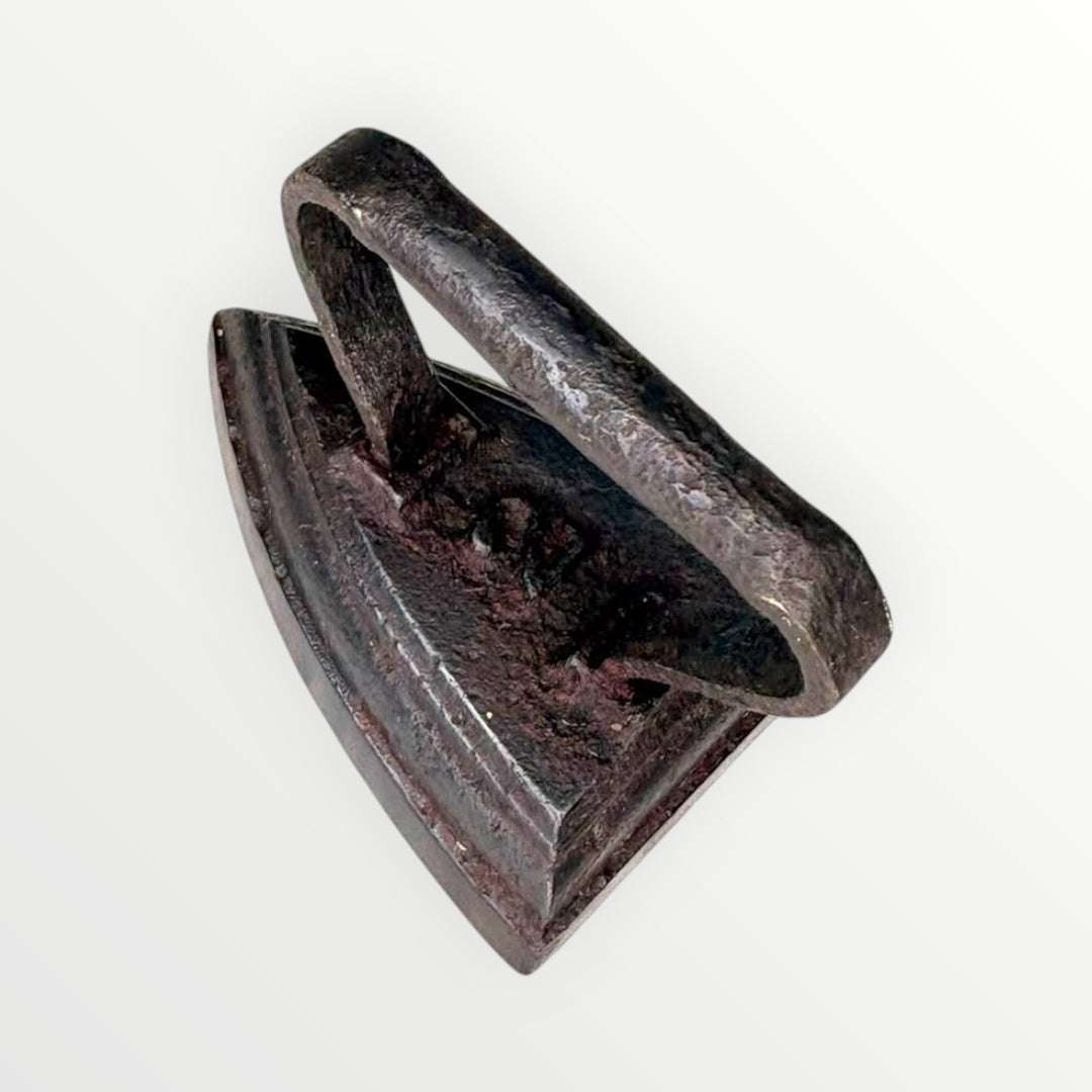 Su pequeño formato la convierte en una pieza muy atractiva para vitrinas, estanterías, cocinas rústicas, escaparates, colecciones privadas o composiciones decorativas de estilo vintage.