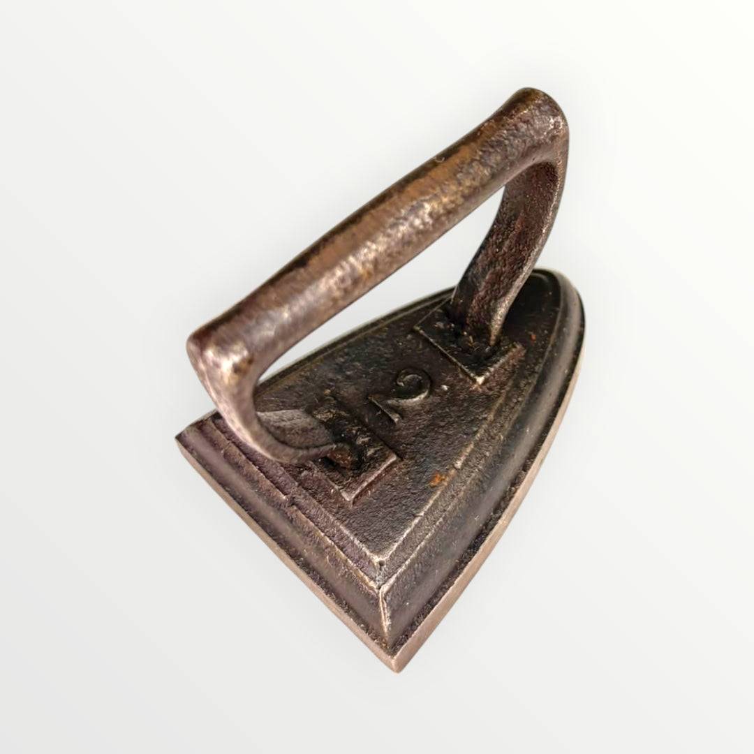 Puede formar parte de una colección de utensilios antiguos, acompañar una decoración de cocina tradicional, completar una vitrina de curiosidades o añadir un detalle especial en ambientes rústicos, industriales o vintage.
