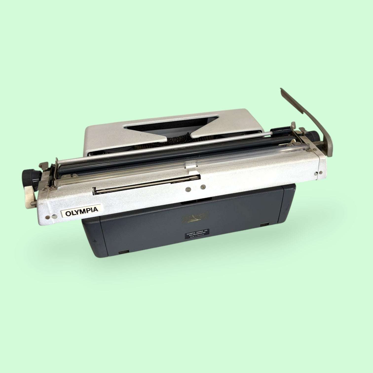 Comprar esta máquina de escribir Olympia en www.limbaproecher.com es apostar por una pieza limitada, única y con una estética difícil de encontrar en objetos modernos. 