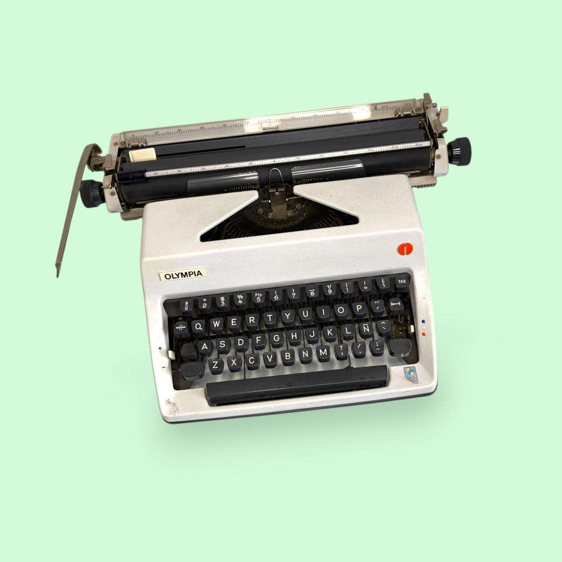 La máquina de escribir Olympia portátil es una pieza clásica de colección, ideal para amantes de la escritura, la decoración vintage y los objetos con historia. 