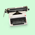 La máquina de escribir Olympia portátil es una pieza clásica de colección, ideal para amantes de la escritura, la decoración vintage y los objetos con historia. 