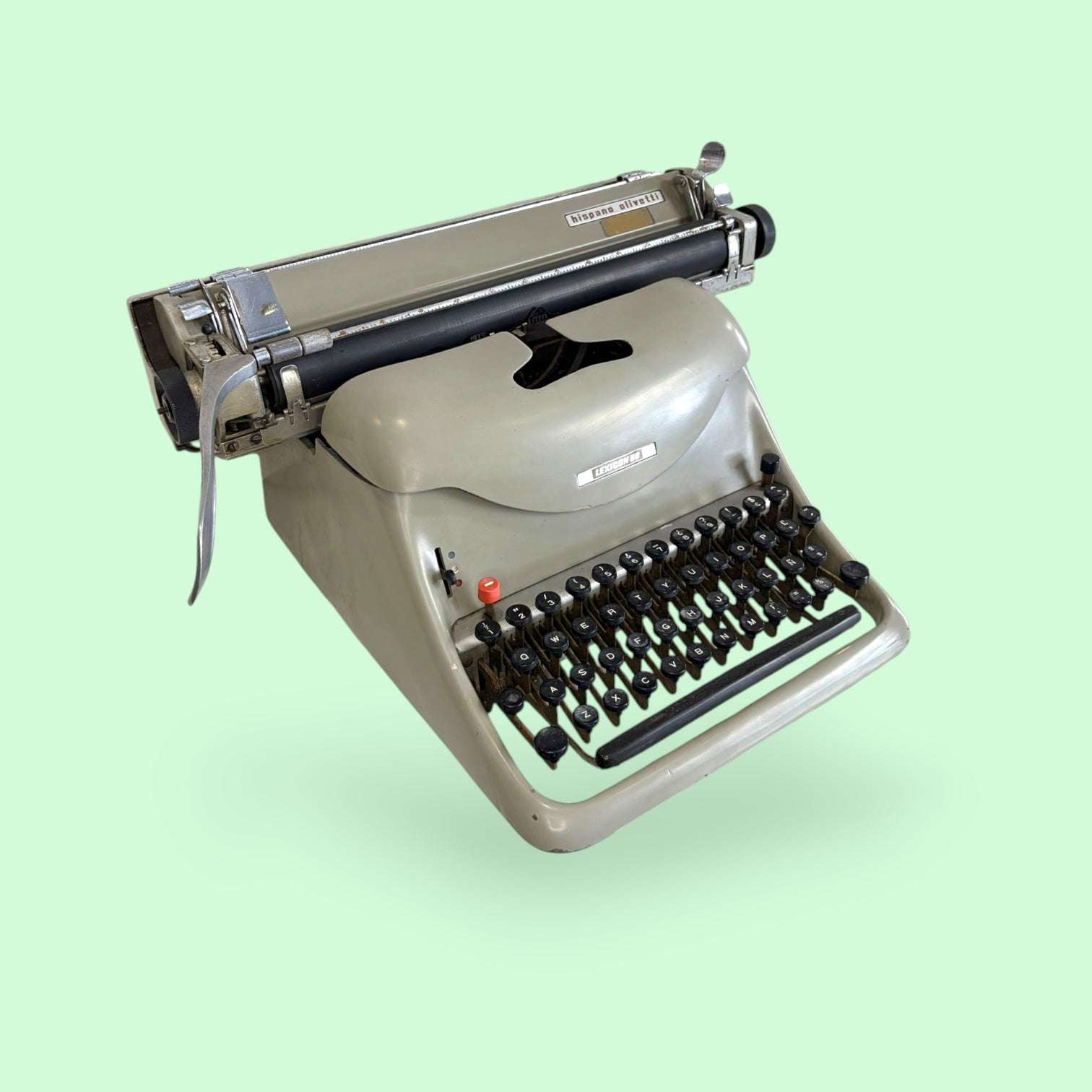 La convierten en una pieza con presencia, perfecta para colocar sobre un escritorio antiguo, una mesa auxiliar, una vitrina, una estantería o un espacio decorativo de inspiración vintage.