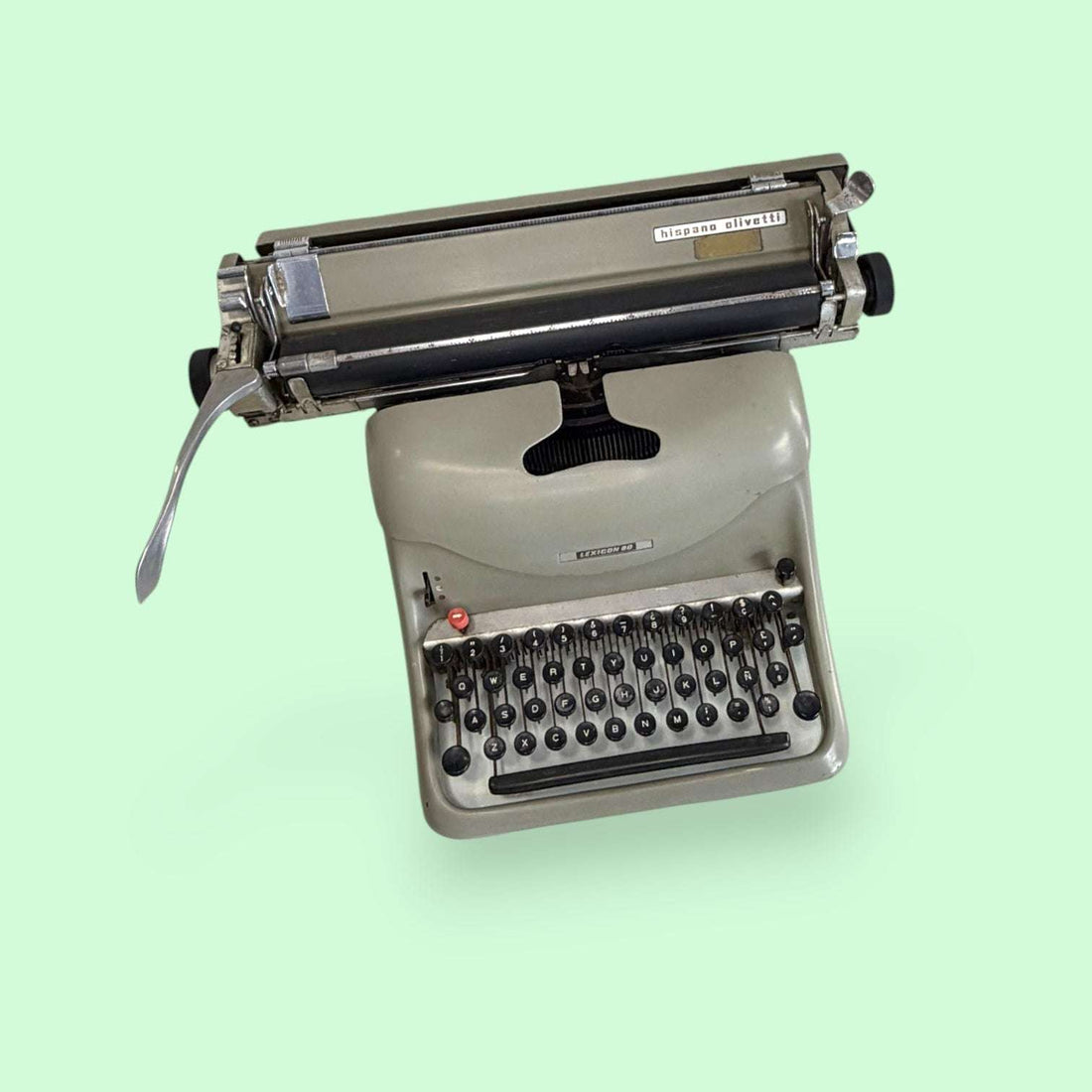 La convierten en una pieza con presencia, perfecta para colocar sobre un escritorio antiguo, una mesa auxiliar, una vitrina, una estantería o un espacio decorativo de inspiración vintage.