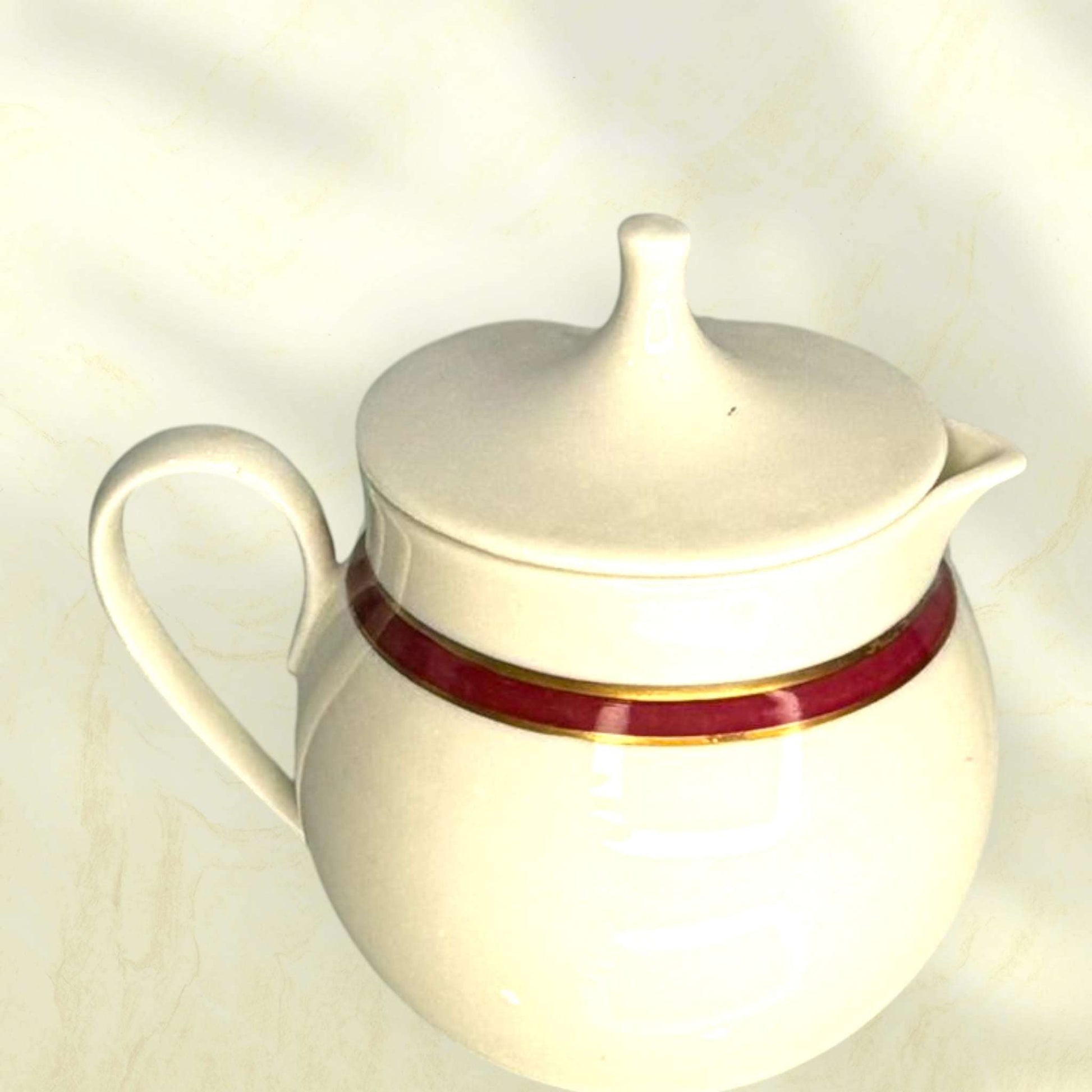 Jarra de porcelana española con filo dorado