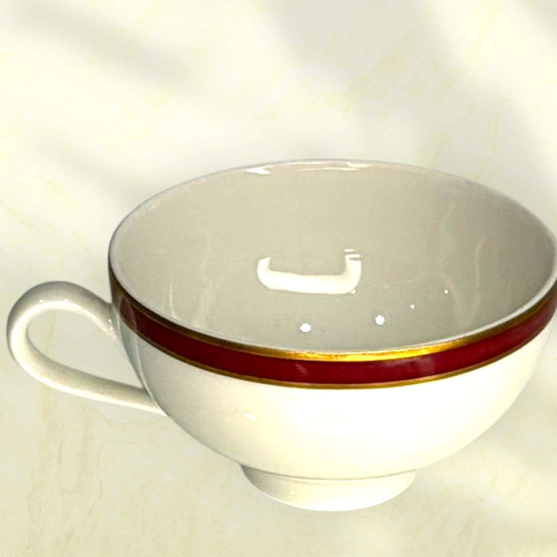 Jarra de porcelana española con filo dorado y borde granate