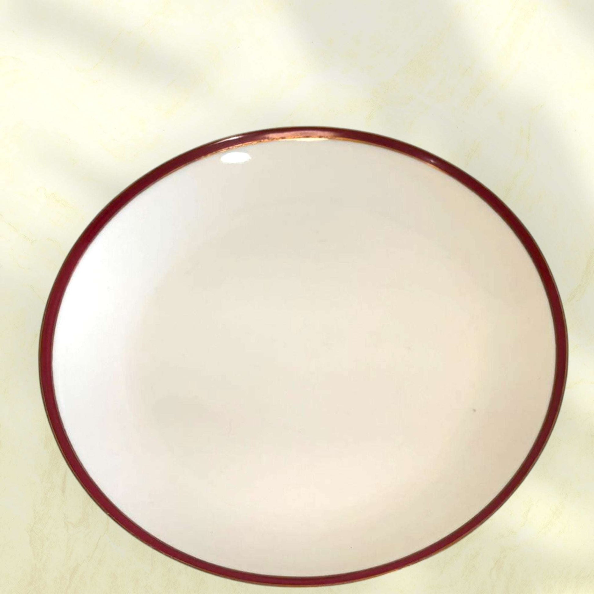 Jarra de porcelana española con filo dorado