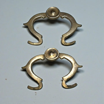 Tirador de metal antiguo original para muebles único con diseño curvo y acabado envejecido. Ideal para decoración vintage en restauración de muebles.
