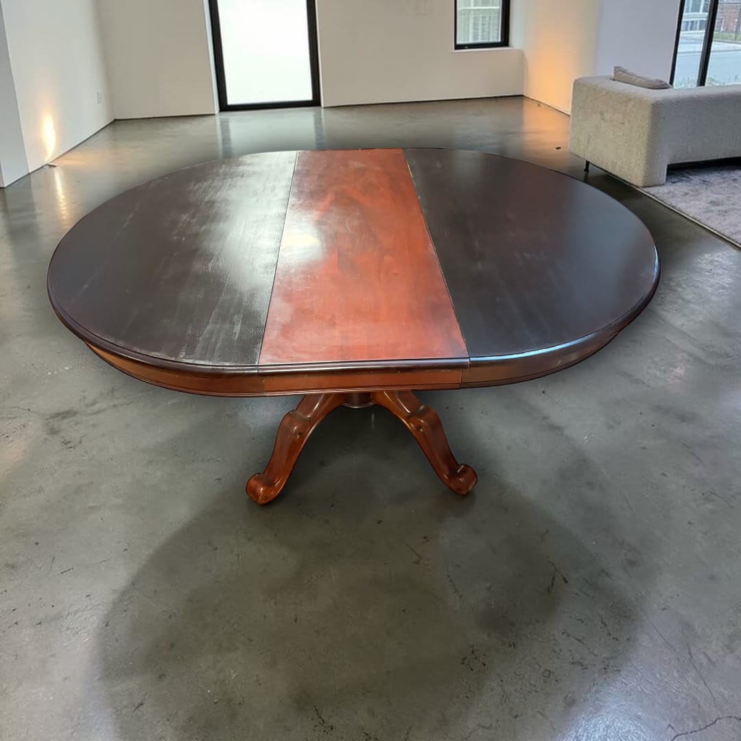  La Mesa de caoba extensible destaca también por su aro perimetral moldurado, por la continuidad de su diseño cuando está cerrada y por la sensación de mueble sólido, elegante y bien proporcionado que transmite desde cualquier ángulo.