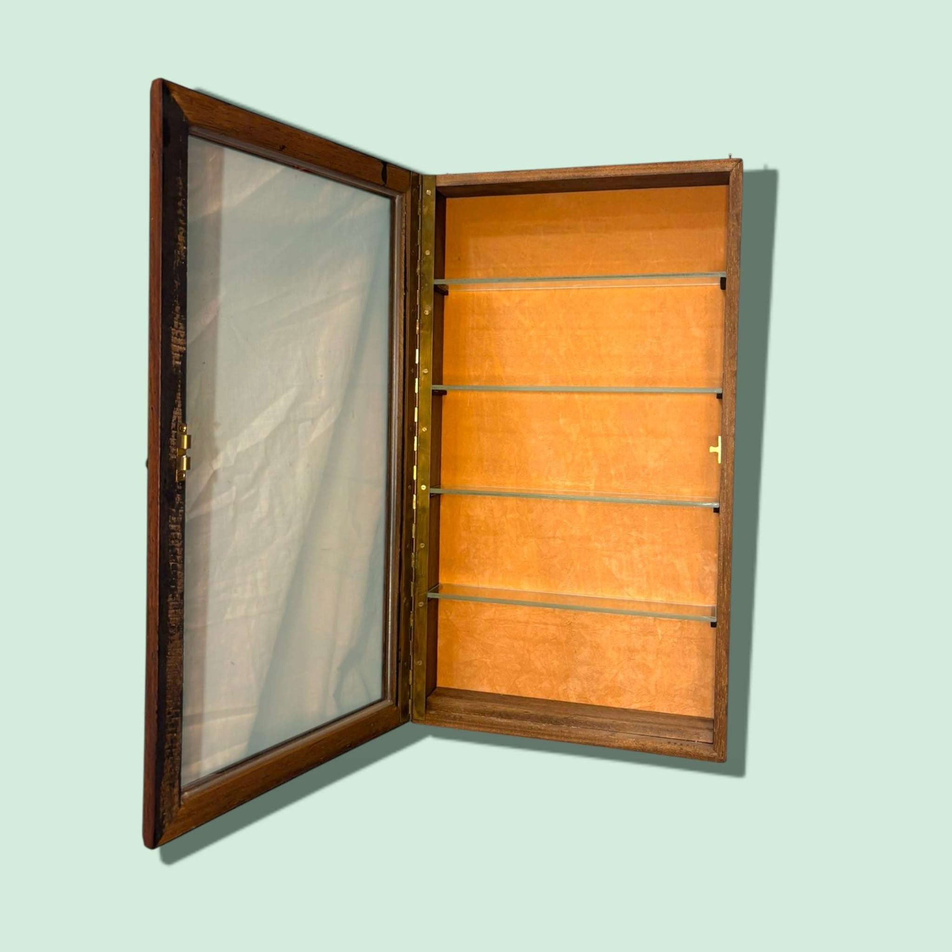 Hoy es una peça antiga com valor decorativo, ideal para salones, despachos, tiendas, estudios, recibidores o espacios de coleccionismo en España y Portugal.