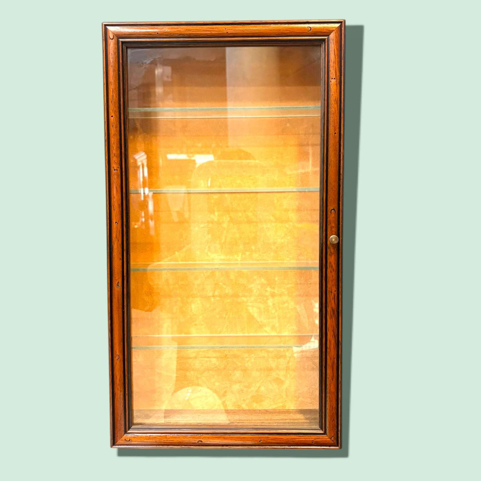 Esta Vitrina antigua de pared es una pieza práctica y decorativa, pensada para exponer objetos especiales con elegancia y protección. 