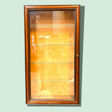 Esta Vitrina antigua de pared es una pieza práctica y decorativa, pensada para exponer objetos especiales con elegancia y protección. 