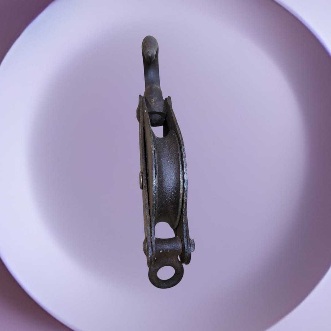 Detalle lateral de Polea Pasteca de Barco de Hierro, destacando su diseño funcional y estilo naval clásico para decoración de interiores.