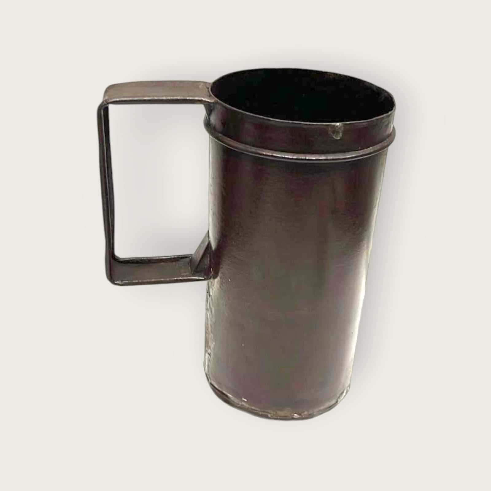 Vaso de medidas de hierro estilo rústico, diseño cilíndrico con asa robusta, perfecto para decoración de hogar con temática industrial.